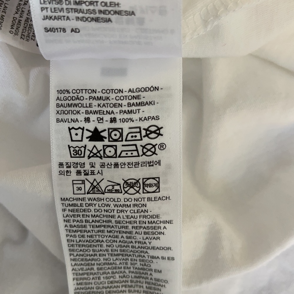 Levi’s Red Graphic Logo White Basic Tee - Picture 11 of 12